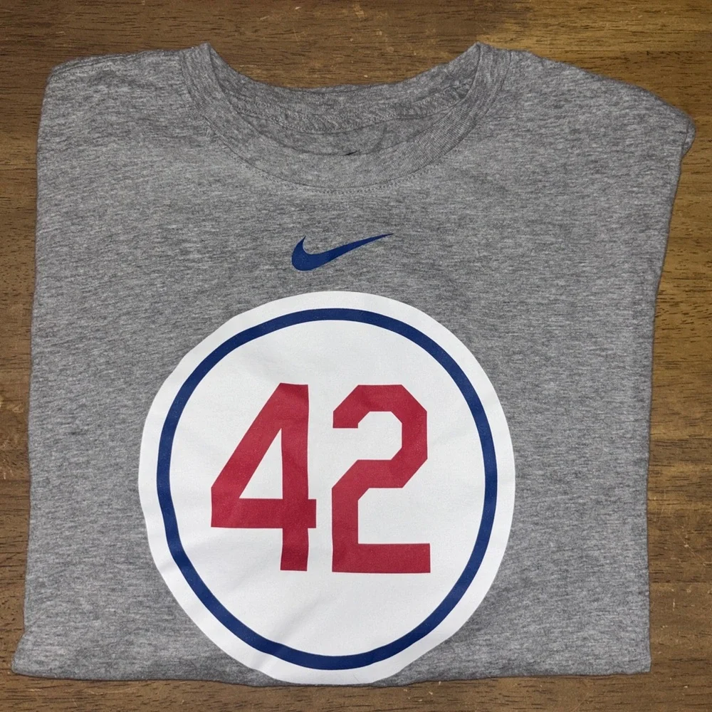 Jackie Robinson 42 Graphic Tee - Picture 2 of 3